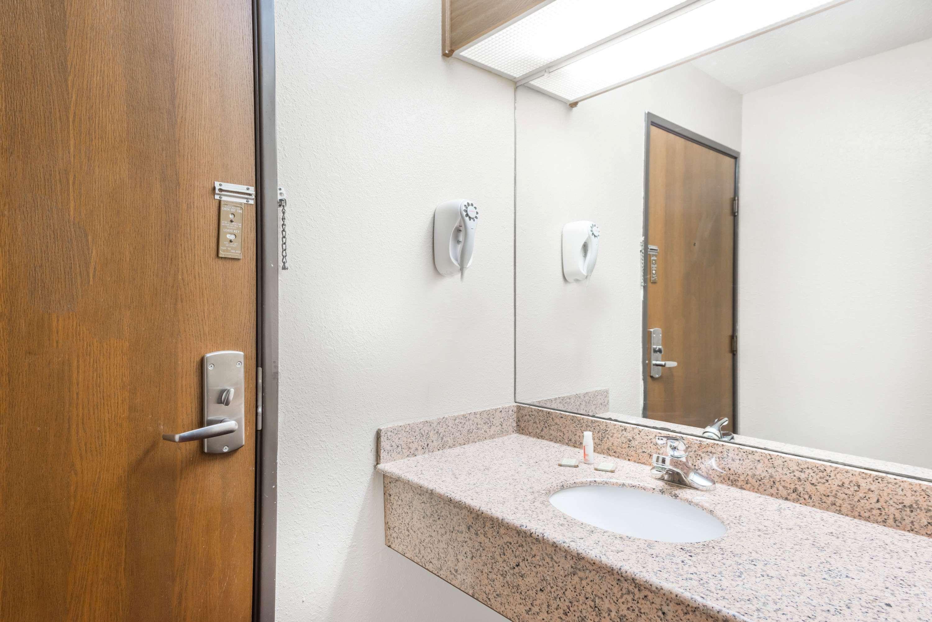 Super 8 By Wyndham Paris Il Motel Екстериор снимка